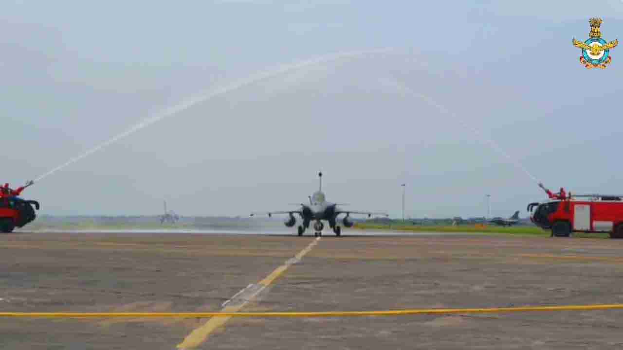 Rafale ರಣಧೀರರಿಗೆ ಸಿಕ್ತು ಭರ್ಜರಿ ಸ್ವಾಗತ, Water Salute ಗೌರವ!