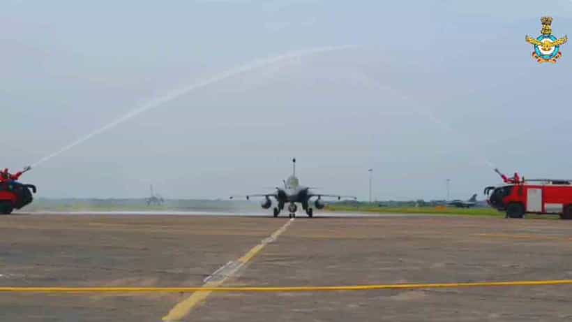 Rafale ರಣಧೀರರಿಗೆ ಸಿಕ್ತು ಭರ್ಜರಿ ಸ್ವಾಗತ, Water Salute ಗೌರವ!