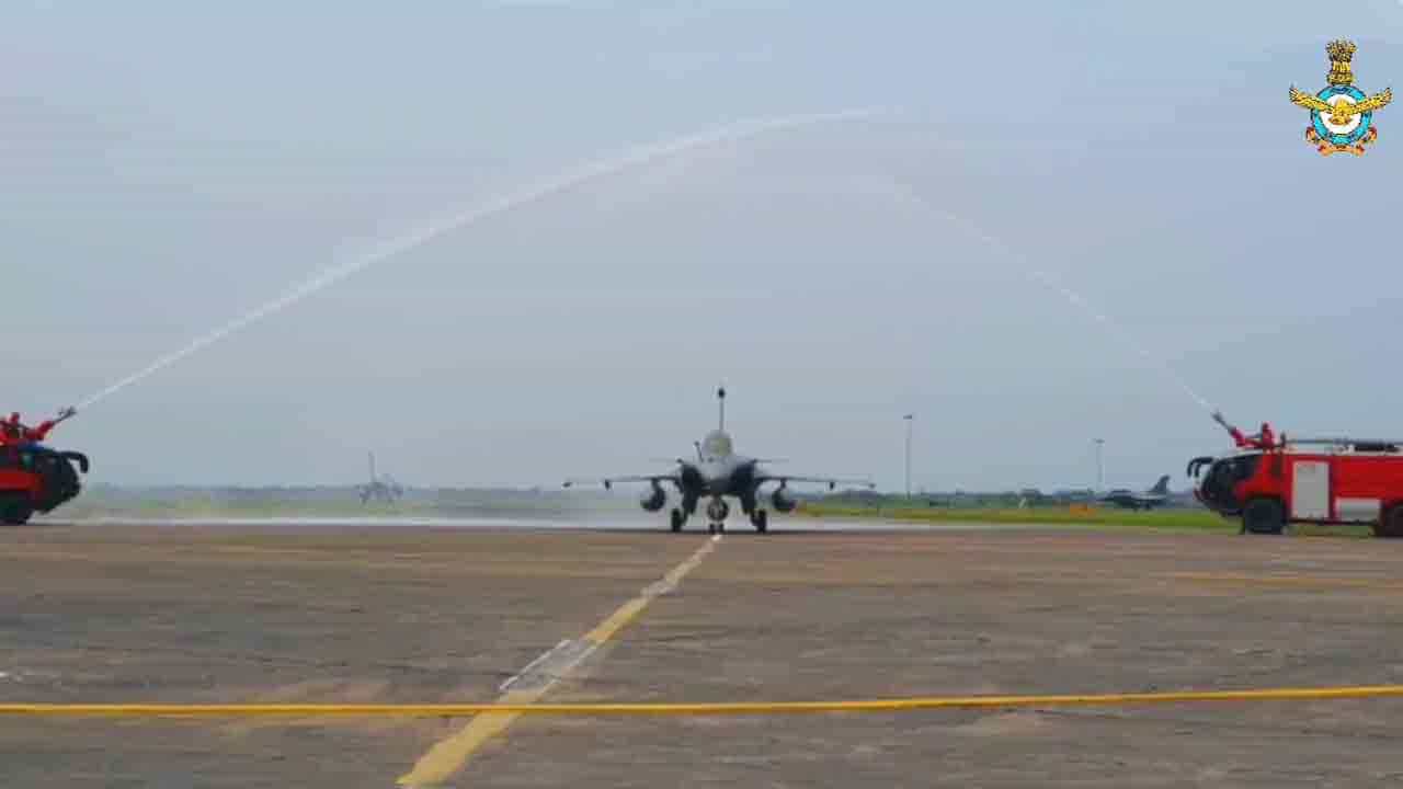 Rafale ರಣಧೀರರಿಗೆ ಸಿಕ್ತು ಭರ್ಜರಿ ಸ್ವಾಗತ, Water Salute ಗೌರವ!