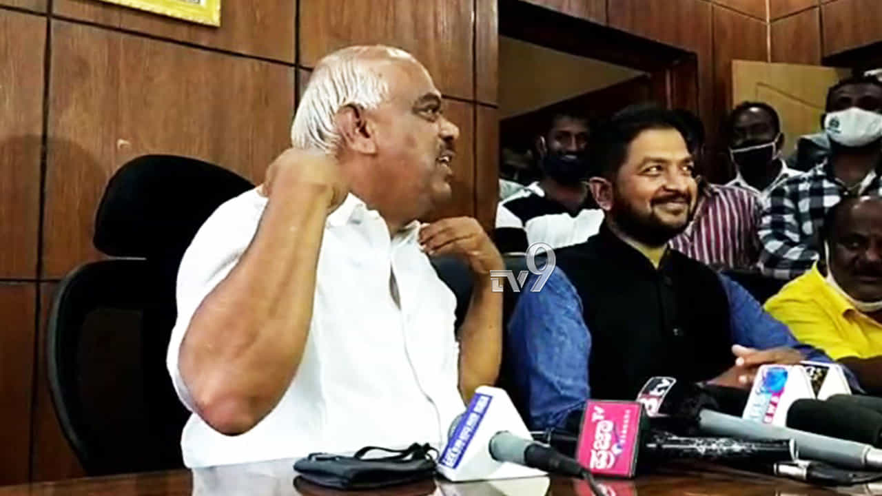 ಶರತ್ ಬಚ್ಚೆಗೌಡ ಕಾಂಗ್ರೆಸ್ಗೆ ಬರೋದಾದ್ರೆ ಹೆಗಲ ಮೇಲೆ ಕೂರಿಸಿಕೊಂಡು ಹೋಗುತ್ತೇನೆ ಶರತ್ ಬಚ್ಚೆಗೌಡ ಕಾಂಗ್ರೆಸ್ಗೆ ಬರೋದಾದ್ರೆ ಹೆಗಲ ಮೇಲೆ ಕೂರಿಸಿಕೊಂಡು ಹೋಗುತ್ತೇನೆ