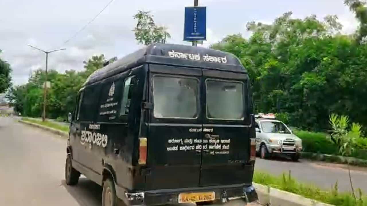 ಸೋಂಕಿತನ ಅಂತ್ಯಸಂಸ್ಕಾರ ಮಾಡದೆ.. ಮಾರ್ಗ ಮಧ್ಯೆಯೇ ಇಳಿದು ಎಸ್ಕೇಪ್ ಆದ್ರು ಸೋಂಕಿತನ ಅಂತ್ಯಸಂಸ್ಕಾರ ಮಾಡದೆ.. ಮಾರ್ಗ ಮಧ್ಯೆಯೇ ಇಳಿದು ಎಸ್ಕೇಪ್ ಆದ್ರು