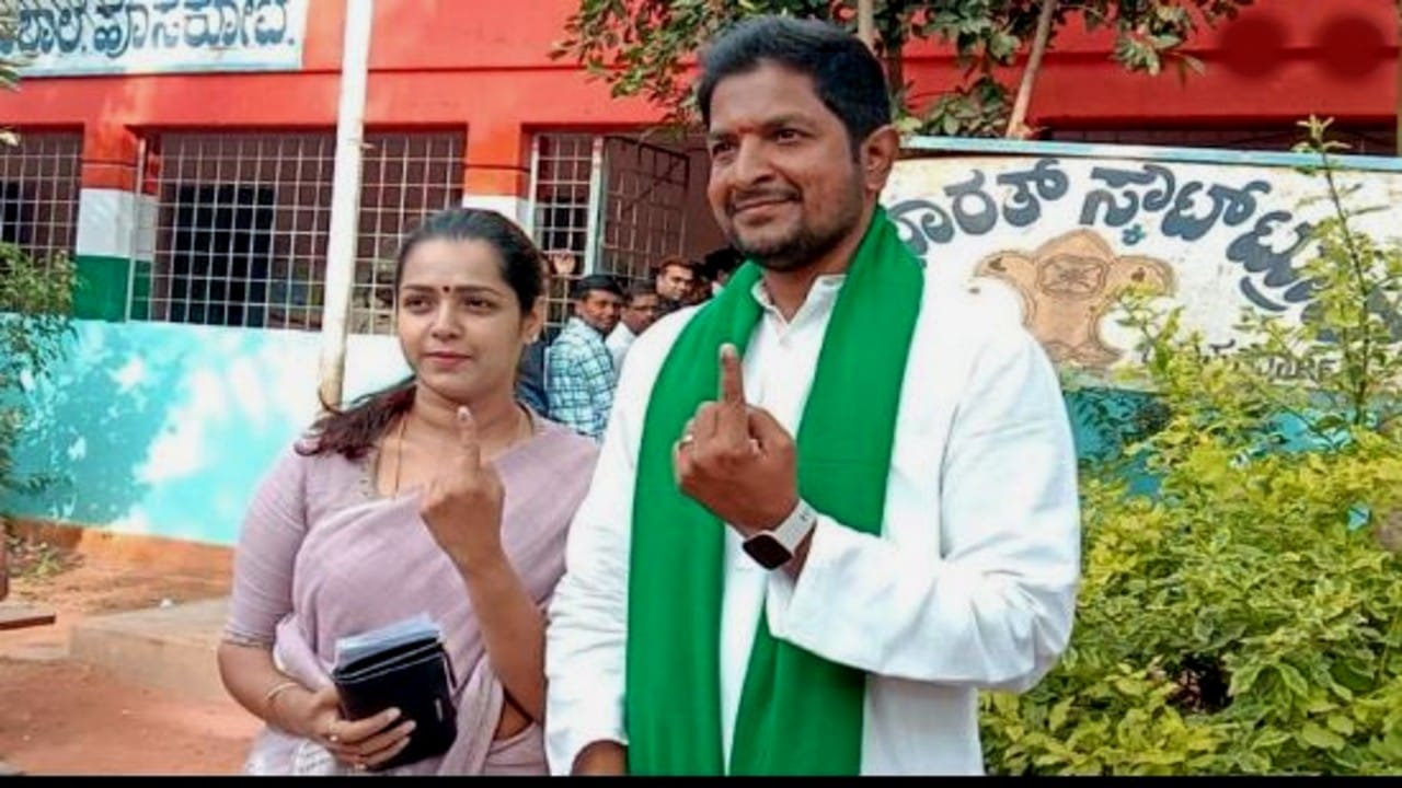 ಕೊರೊನಾ ಗೆದ್ದ ಹೊಸಕೋಟೆ ಶಾಸಕ ಶರತ್ ಬಚ್ಚೇಗೌಡ ದಂಪತಿ ಕೊರೊನಾ ಗೆದ್ದ ಹೊಸಕೋಟೆ ಶಾಸಕ ಶರತ್ ಬಚ್ಚೇಗೌಡ ದಂಪತಿ