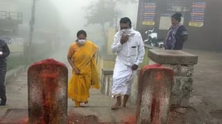 ಭಾರಿ ಮಳೆಗೆ ಕುಸಿದು ಬಿತ್ತು ಛಾವಣಿ.. ಏಕಾಂಗಿಯಾದ್ಳು ಅಜ್ಜಿ