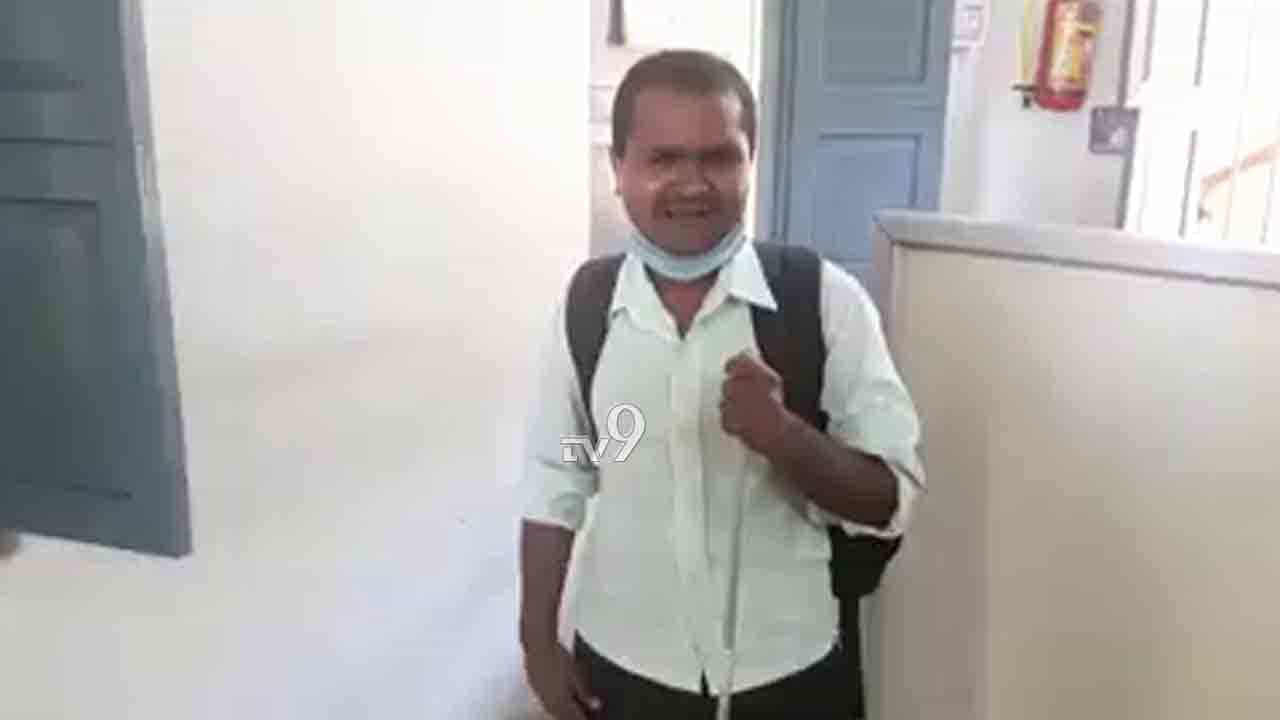 ಒಂದೇ ಒಂದು ಮನೆ ಕಟ್ಟಿಸಿಕೊಡಿ ಸರ್ -ಸೂರಿಗಾಗಿ ಕಣ್ಣೀರಿಟ್ಟ ದಿವ್ಯಾಂಗ ಯುವಕ ಒಂದೇ ಒಂದು ಮನೆ ಕಟ್ಟಿಸಿಕೊಡಿ ಸರ್ -ಸೂರಿಗಾಗಿ ಕಣ್ಣೀರಿಟ್ಟ ದಿವ್ಯಾಂಗ ಯುವಕ