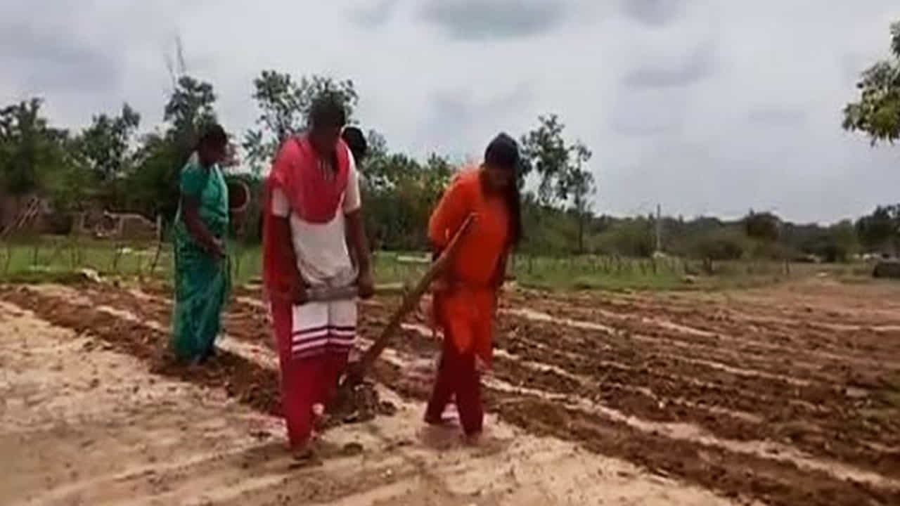ಎತ್ತುಗಳಂತೆ ಉಳುಮೆ ಮಾಡುತ್ತಿದ್ದ ಬಾಲಕಿಯರಿಗೆ ಟ್ರ್ಯಾಕ್ಟರ್ ಗಿಫ್ಟ್ ಕೊಟ್ಟ ಸೋನು ಸೂದ್ ಎತ್ತುಗಳಂತೆ ಉಳುಮೆ ಮಾಡುತ್ತಿದ್ದ ಬಾಲಕಿಯರಿಗೆ ಟ್ರ್ಯಾಕ್ಟರ್ ಗಿಫ್ಟ್ ಕೊಟ್ಟ ಸೋನು ಸೂದ್