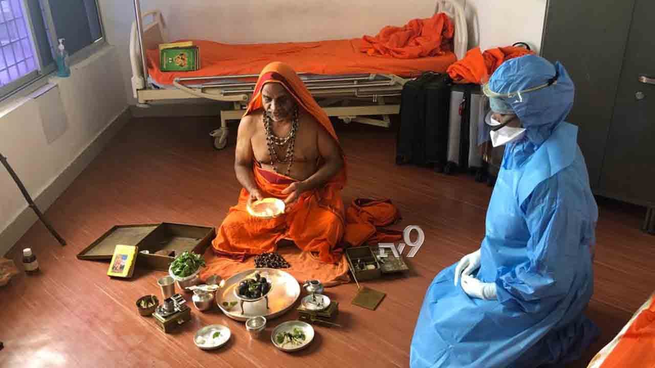 ಕೊರೊನಾ ಸೋಂಕು ನಡುವೆಯೂ ನಿಲ್ಲದ ಶ್ರೀಗಳ ವ್ರತ, ಪೂಜೆ ಕೊರೊನಾ ಸೋಂಕು ನಡುವೆಯೂ ನಿಲ್ಲದ ಶ್ರೀಗಳ ವ್ರತ, ಪೂಜೆ