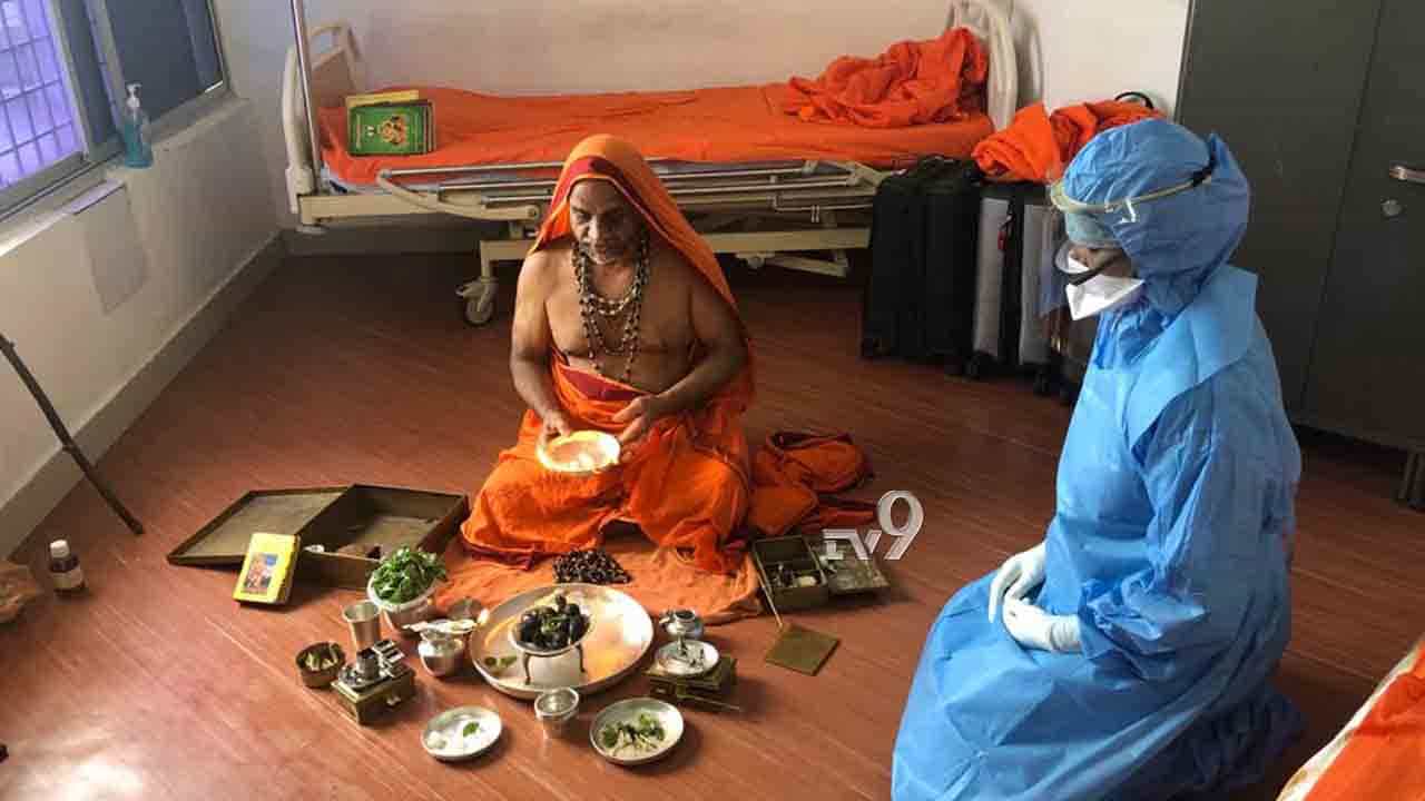 ಕೊರೊನಾ ಸೋಂಕು ನಡುವೆಯೂ ನಿಲ್ಲದ ಶ್ರೀಗಳ ವ್ರತ, ಪೂಜೆ ಕೊರೊನಾ ಸೋಂಕು ನಡುವೆಯೂ ನಿಲ್ಲದ ಶ್ರೀಗಳ ವ್ರತ, ಪೂಜೆ