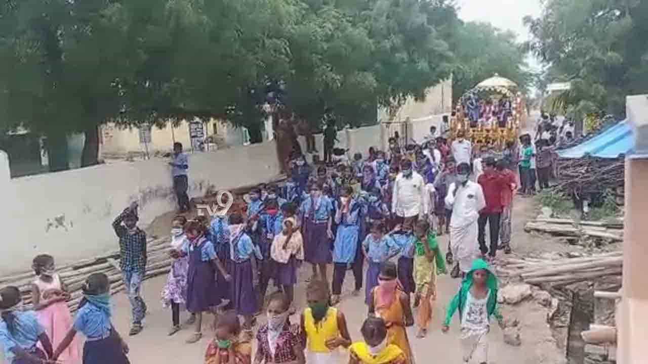ನೆಚ್ಚಿನ ಮೇಷ್ಟ್ರ ಬೀಳ್ಕೊಡುಗೆಗೆ ಗ್ರಾಮವೆಲ್ಲಾ Present ಸರ್, ಆದ್ರೆ ದೈಹಿಕ ಅಂತರ Absent! ನೆಚ್ಚಿನ ಮೇಷ್ಟ್ರ ಬೀಳ್ಕೊಡುಗೆಗೆ ಗ್ರಾಮವೆಲ್ಲಾ Present ಸರ್, ಆದ್ರೆ ದೈಹಿಕ ಅಂತರ Absent!