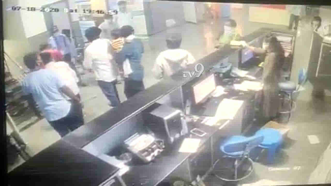 ಮಗುವಿಗೆ ಚಿಕಿತ್ಸೆ ನೀಡುವುದು ವಿಳಂಬವಾಗಿದ್ದಕ್ಕೆ ಆಸ್ಪತ್ರೆ ಸಿಬ್ಬಂದಿ ಮೇಲೆಯೇ ಹಲ್ಲೆ