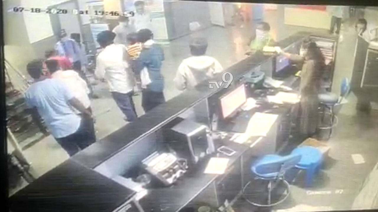 ಮಗುವಿಗೆ ಚಿಕಿತ್ಸೆ ನೀಡುವುದು ವಿಳಂಬವಾಗಿದ್ದಕ್ಕೆ ಆಸ್ಪತ್ರೆ ಸಿಬ್ಬಂದಿ ಮೇಲೆಯೇ ಹಲ್ಲೆ ಮಗುವಿಗೆ ಚಿಕಿತ್ಸೆ ನೀಡುವುದು ವಿಳಂಬವಾಗಿದ್ದಕ್ಕೆ ಆಸ್ಪತ್ರೆ ಸಿಬ್ಬಂದಿ ಮೇಲೆಯೇ ಹಲ್ಲೆ