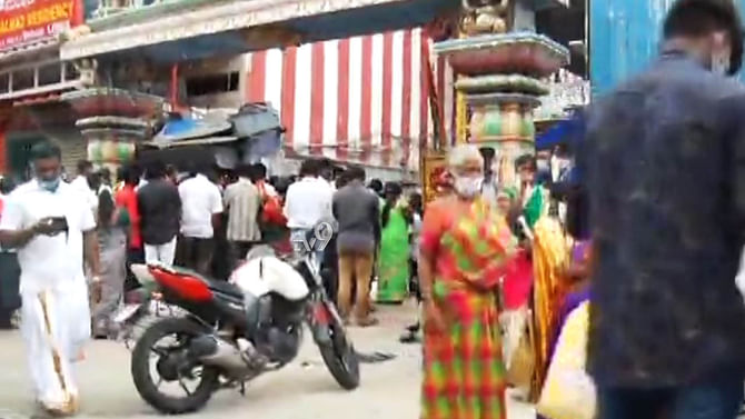 ಮೆಜೆಸ್ಟಿಕ್ನಲ್ಲಿ ಅಣ್ಣಮ್ಮ ದೇವಸ್ಥಾನದ ಮುಂದೆ ಜನವೋ ಜನ! ಮೆಜೆಸ್ಟಿಕ್ನಲ್ಲಿ ಅಣ್ಣಮ್ಮ ದೇವಸ್ಥಾನದ ಮುಂದೆ ಜನವೋ ಜನ!