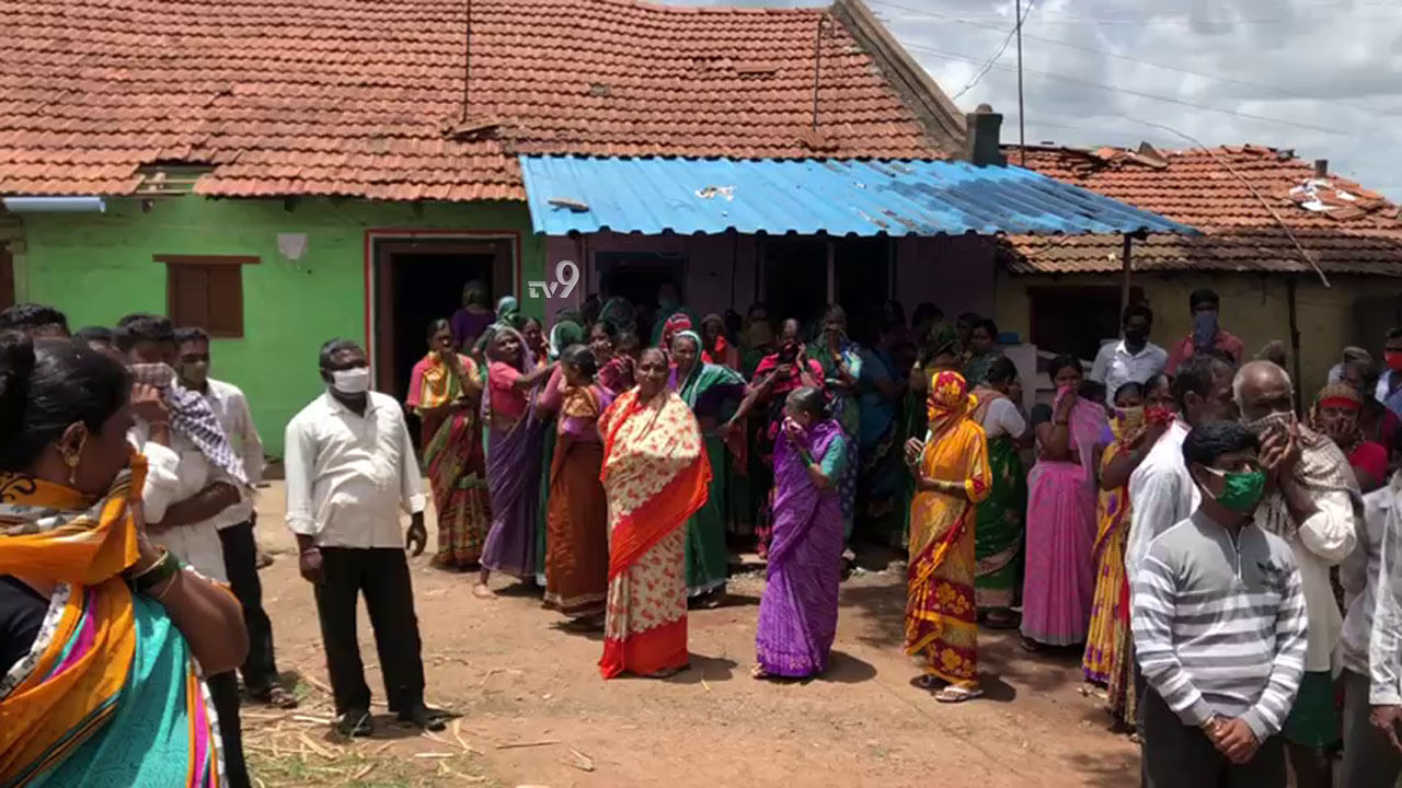 ಹೆಂಡ್ತಿ ಮನೆಬಿಟ್ಟು ಹೋಗಿದ್ದಕ್ಕೆ ಮಕ್ಕಳಿಗೆ ವಿಷ ಉಣಿಸಿ ಆತ್ಮಹತ್ಯೆ ಮಾಡಿಕೊಂಡ ಪತಿರಾಯ ಹೆಂಡ್ತಿ ಮನೆಬಿಟ್ಟು ಹೋಗಿದ್ದಕ್ಕೆ ಮಕ್ಕಳಿಗೆ ವಿಷ ಉಣಿಸಿ ಆತ್ಮಹತ್ಯೆ ಮಾಡಿಕೊಂಡ ಪತಿರಾಯ