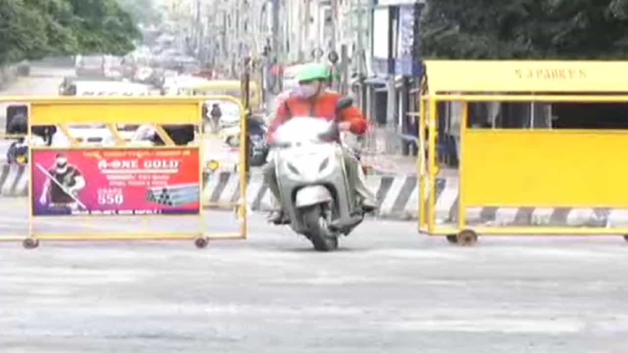 ಸಂಡೇ ಲಾಕ್ಡೌನ್ಗೆ ಬೆಂಗಳೂರಿಗರು ಡೋಂಟ್ ಕೇರ್, ಬ್ಯಾರಿಕೇಡ್ ಹಾಕಿದ್ರೂ ಸಂಚಾರ ಸಂಡೇ ಲಾಕ್ಡೌನ್ಗೆ ಬೆಂಗಳೂರಿಗರು ಡೋಂಟ್ ಕೇರ್, ಬ್ಯಾರಿಕೇಡ್ ಹಾಕಿದ್ರೂ ಸಂಚಾರ