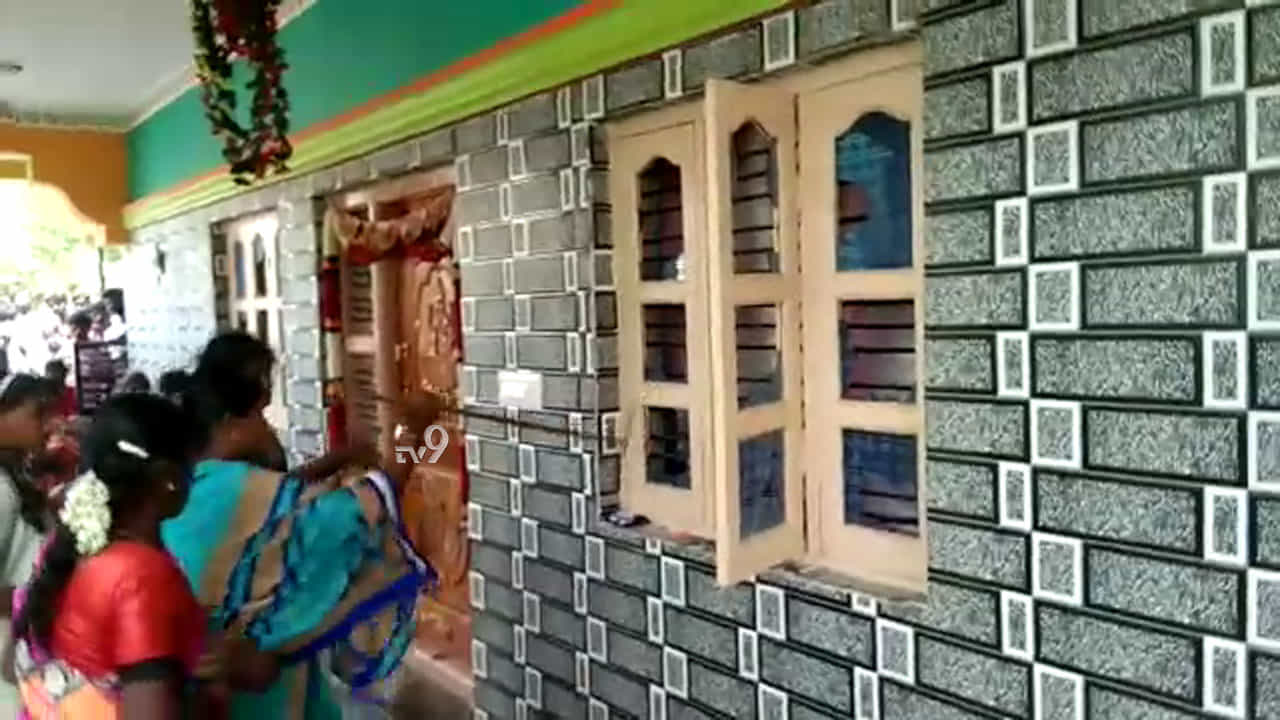 ಯುವಕನ ಮನೆಯವರು ಆ ಯುವತಿಯ ಮನೆಗೆ ಬೆಂಕಿ ಇಟ್ಟರು, ಯಾಕೆ ಗೊತ್ತಾ? ಯುವಕನ ಮನೆಯವರು ಆ ಯುವತಿಯ ಮನೆಗೆ ಬೆಂಕಿ ಇಟ್ಟರು, ಯಾಕೆ ಗೊತ್ತಾ?