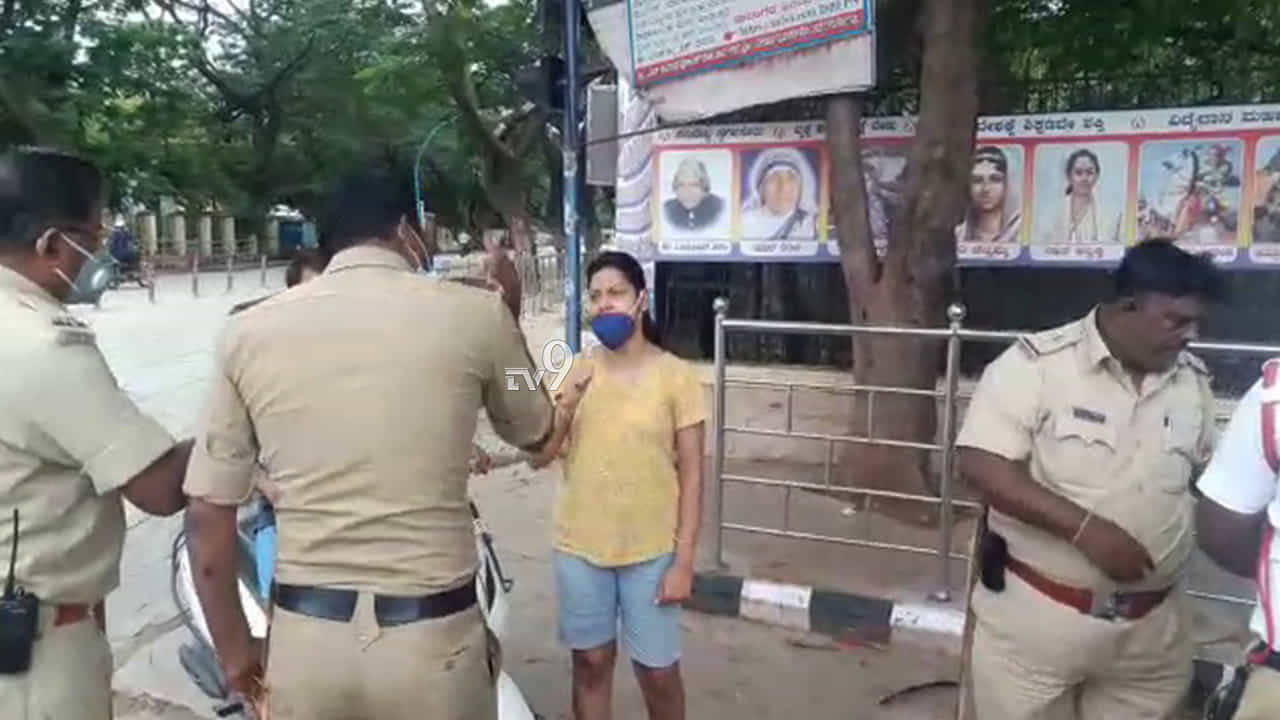ಲಾಕ್ಡೌನ್ ಉಲ್ಲಂಘನೆ ಪ್ರಶ್ನಿಸಿದ್ದಕ್ಕೆ ಪೊಲೀಸರಿಗೇ ದಮ್ಕಿ ಹಾಕಿದ ಯುವತಿ ಲಾಕ್ಡೌನ್ ಉಲ್ಲಂಘನೆ ಪ್ರಶ್ನಿಸಿದ್ದಕ್ಕೆ ಪೊಲೀಸರಿಗೇ ದಮ್ಕಿ ಹಾಕಿದ ಯುವತಿ