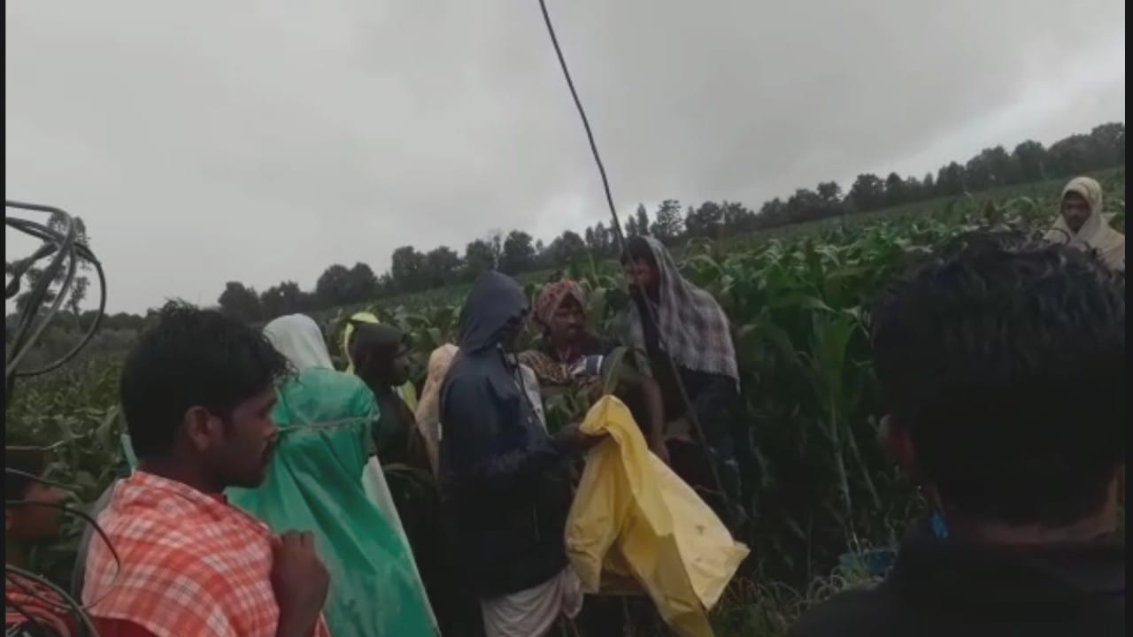 ಜಮೀನಿಗೆ ಹೋದವ ವಿದ್ಯುತ್ಗೆ ಬಲಿ: ರೈತನ ಸಾವಿಗೆ ಮರುಗಿದ ಜನ ಜಮೀನಿಗೆ ಹೋದವ ವಿದ್ಯುತ್ಗೆ ಬಲಿ: ರೈತನ ಸಾವಿಗೆ ಮರುಗಿದ ಜನ