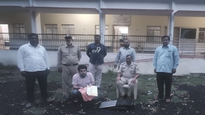 ಬಟ್ಟೆ ಅಂಗಡಿಯಲ್ಲಿ ನಕಲಿ ಅಂಕಪಟ್ಟಿ ತಯಾರಿ-ಮಾರಾಟ ದಂಧೆ, ಎಲ್ಲಿ? ಬಟ್ಟೆ ಅಂಗಡಿಯಲ್ಲಿ ನಕಲಿ ಅಂಕಪಟ್ಟಿ ತಯಾರಿ-ಮಾರಾಟ ದಂಧೆ, ಎಲ್ಲಿ?