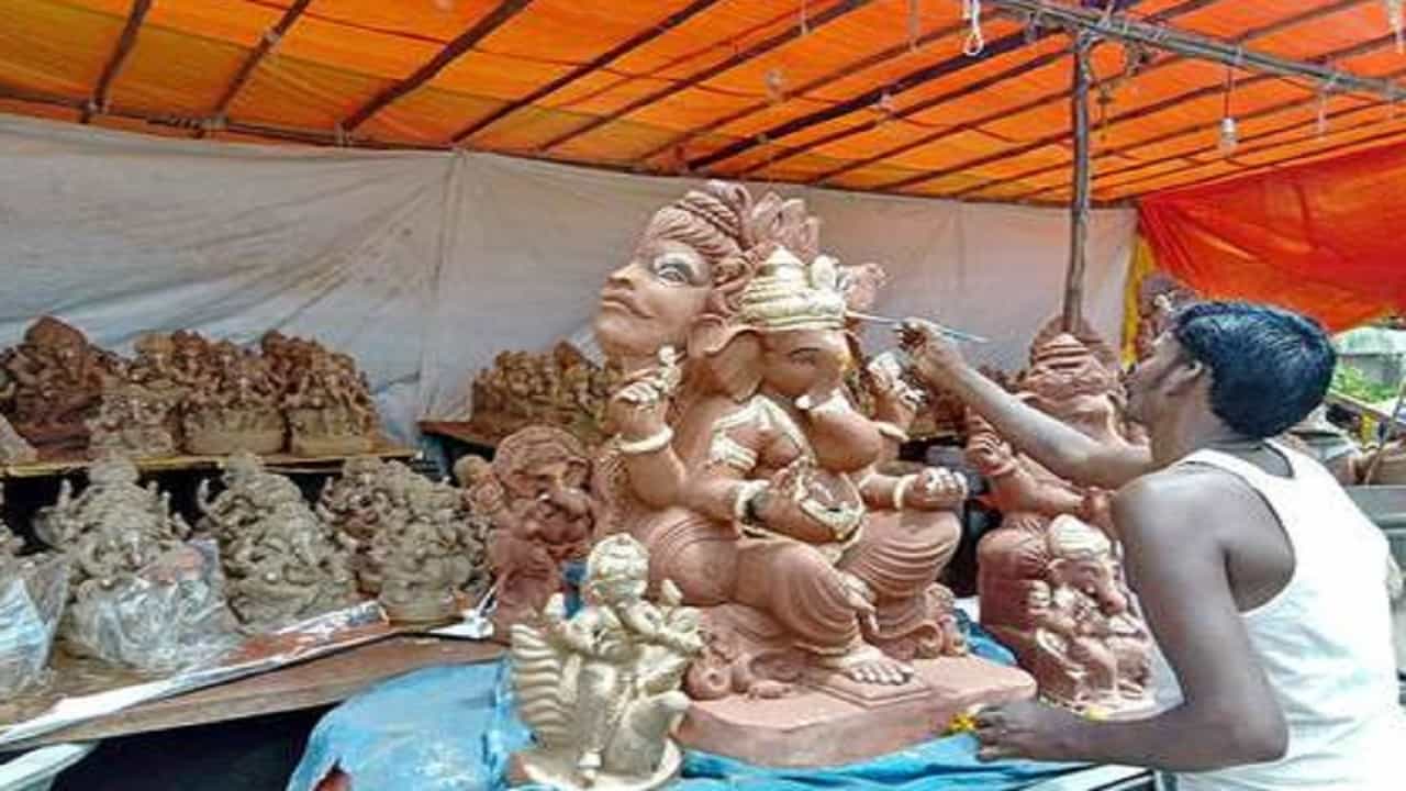 ಬೀದಿಗೆ ಬಂತು ಕುಂಬಾರರ ಬದುಕು, ಗಣೇಶ ಹಬ್ಬ ವ್ಯಾಪಾರಕ್ಕೆ ಸಿಗ್ತಿಲ್ಲ ಅನುಮತಿ ಬೀದಿಗೆ ಬಂತು ಕುಂಬಾರರ ಬದುಕು, ಗಣೇಶ ಹಬ್ಬ ವ್ಯಾಪಾರಕ್ಕೆ ಸಿಗ್ತಿಲ್ಲ ಅನುಮತಿ