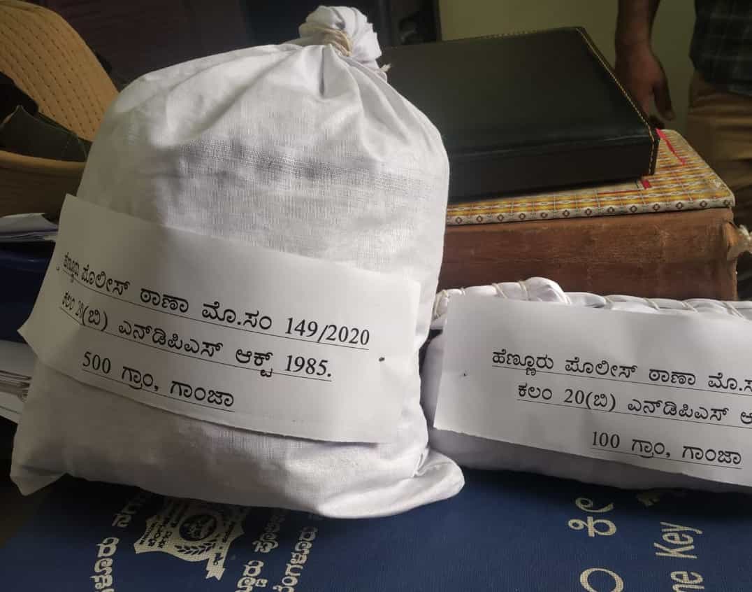 ಲಾಕ್ಡೌನ್ನನ್ನೇ ಬಂಡವಾಳ ಮಾಡಿಕೊಂಡು ಗಾಂಜಾ ಮಾರಟ ಮಾಡುತ್ತಿದ್ದ 15 ಜನರ ಬಂಧನ ಲಾಕ್ಡೌನ್ನನ್ನೇ ಬಂಡವಾಳ ಮಾಡಿಕೊಂಡು ಗಾಂಜಾ ಮಾರಟ ಮಾಡುತ್ತಿದ್ದ 15 ಜನರ ಬಂಧನ