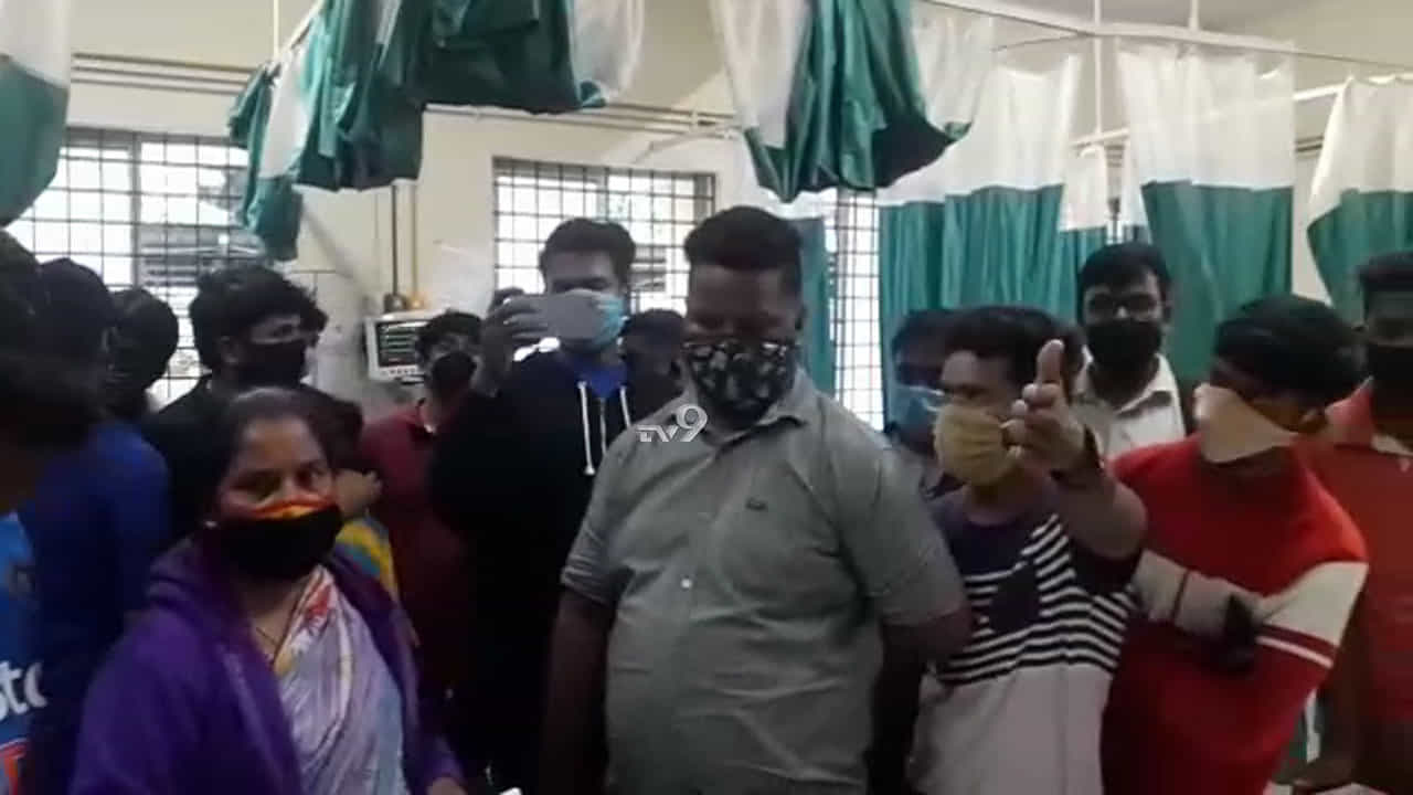 ಬೆಡ್ ಇಲ್ಲ ಅಂದಿದ್ದಕ್ಕೆ KC ಜನರಲ್ ವೈದ್ಯರ ಮೇಲೆ ಹಲ್ಲೆಗೆ ಯತ್ನ ಬೆಡ್ ಇಲ್ಲ ಅಂದಿದ್ದಕ್ಕೆ KC ಜನರಲ್ ವೈದ್ಯರ ಮೇಲೆ ಹಲ್ಲೆಗೆ ಯತ್ನ