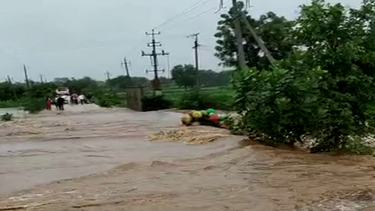 ತುಂಬಿ ಹರಿಯುವ ಹಳ್ಳದಲ್ಲಿ ಕೊಚ್ಚಿ ಹೋಗುತ್ತಿದ್ದವರನ್ನ ರಕ್ಷಿಸಿದ ಗ್ರಾಮಸ್ಥರು ತುಂಬಿ ಹರಿಯುವ ಹಳ್ಳದಲ್ಲಿ ಕೊಚ್ಚಿ ಹೋಗುತ್ತಿದ್ದವರನ್ನ ರಕ್ಷಿಸಿದ ಗ್ರಾಮಸ್ಥರು