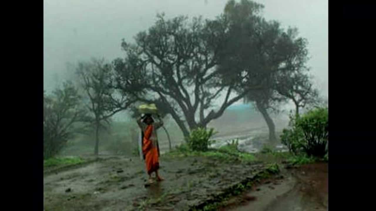 ಸಿಡಿಲು ಬಡಿತ ಹೆಚ್ಚಾಗಿದೆ.. ಏನು ಮಾಡಬೇಕು, ಏನು ಮಾಡಬಾರದು? ಸಿಡಿಲು ಬಡಿತ ಹೆಚ್ಚಾಗಿದೆ.. ಏನು ಮಾಡಬೇಕು, ಏನು ಮಾಡಬಾರದು?