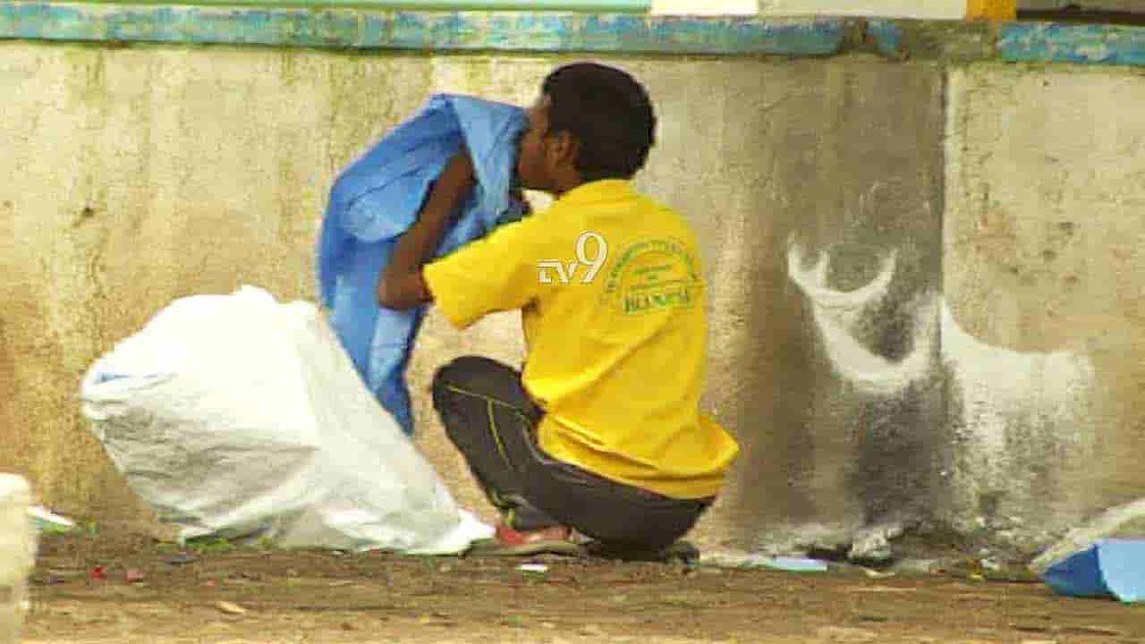 ಬಳಸಿದ PPE ಕಿಟ್ ಧರಿಸಿ ಓಡಾಡಿದ ಮಾನಸಿಕ ಅಸ್ವಸ್ಥ, ಸ್ಥಳೀಯರಲ್ಲಿ ಶುರುವಾಯ್ತು ಆತಂಕ, ಎಲ್ಲಿ?