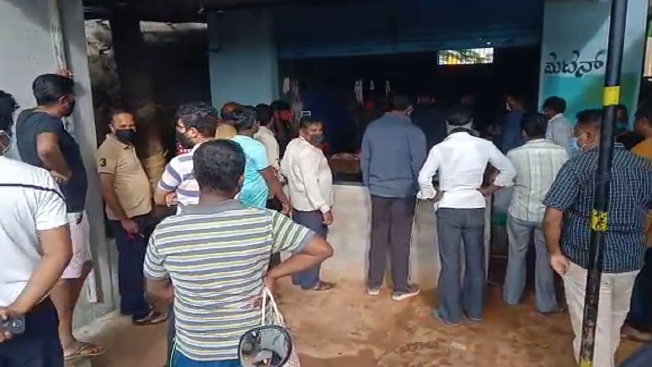 ಭಾನುವಾರದ ಬಾಡೂಟಕ್ಕೆ ಮಾಸ್ಕ್, ಅಂತರ ಎಲ್ಲಾ ಮರೆತು ಹೊಯ್ತು ಭಾನುವಾರದ ಬಾಡೂಟಕ್ಕೆ ಮಾಸ್ಕ್, ಅಂತರ ಎಲ್ಲಾ ಮರೆತು ಹೊಯ್ತು