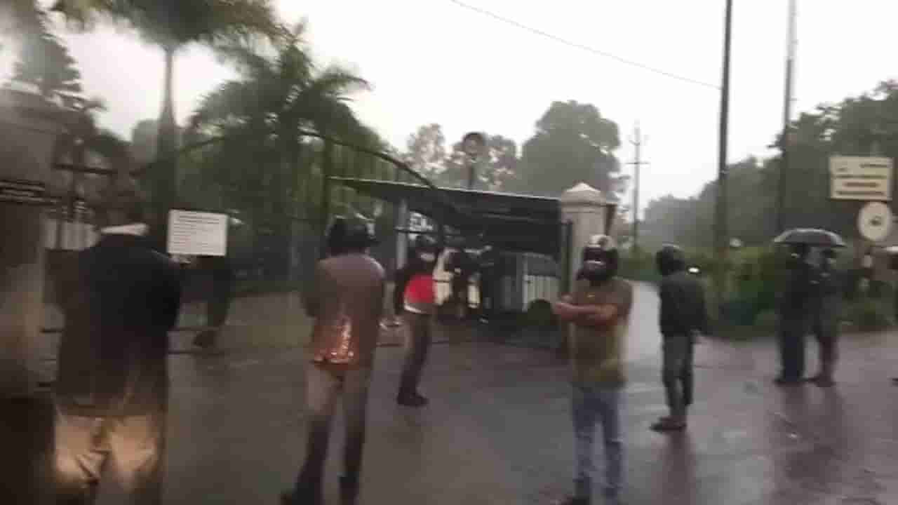 ಕಂಪನಿ ಗೇಟ್ ಮುಂದೆ ಮಳೆಯಲ್ಲೇ ನಿಂತ ಕಾರ್ಮಿಕರು.. ಯಾಕೆ?