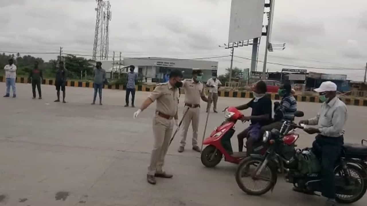 ಅನಗತ್ಯ ಓಡಾಡುವವರಿಗೆ ಬ್ರೇಕ್ ಹಾಕಲು ಫೀಲ್ಡಿಗಿಳಿದ ಎಸ್ಪಿ ರವಿ ಚನ್ನಣ್ಣನವರ್ ಅನಗತ್ಯ ಓಡಾಡುವವರಿಗೆ ಬ್ರೇಕ್ ಹಾಕಲು ಫೀಲ್ಡಿಗಿಳಿದ ಎಸ್ಪಿ ರವಿ ಚನ್ನಣ್ಣನವರ್