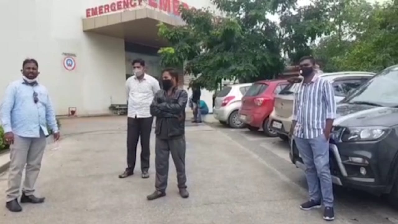 ಅಮ್ಮನನ್ನು ಆಸ್ಪತ್ರೆಗೆ ಸೇರಿಸಿದ ಮಗ-ತಂದೆ ದಿಢೀರ್ ಸಾವು, ಇತ್ತ ಅಮ್ಮನೂ ಬದುಕುಳಿಯಲಿಲ್ಲ ಅಮ್ಮನನ್ನು ಆಸ್ಪತ್ರೆಗೆ ಸೇರಿಸಿದ ಮಗ-ತಂದೆ ದಿಢೀರ್ ಸಾವು, ಇತ್ತ ಅಮ್ಮನೂ ಬದುಕುಳಿಯಲಿಲ್ಲ