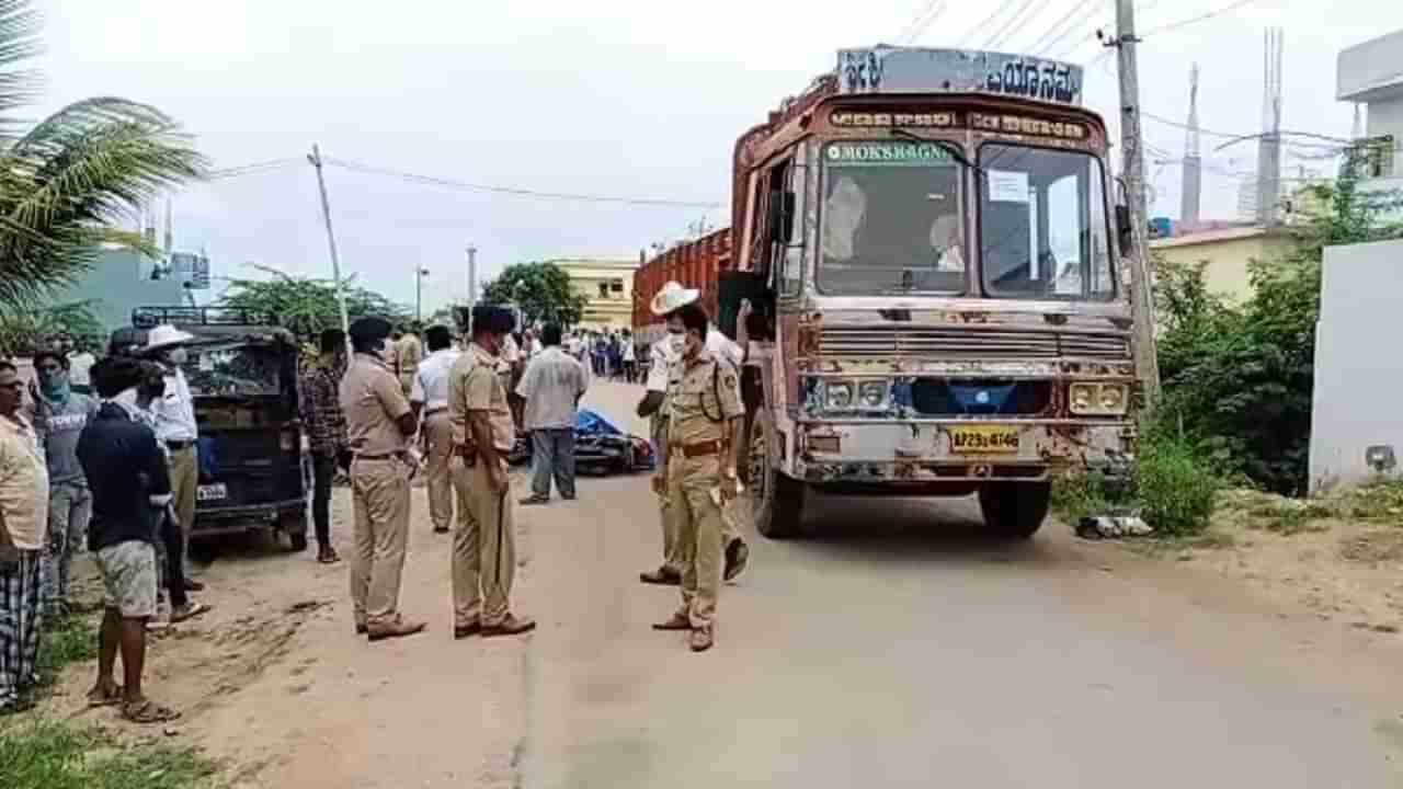 ಸ್ಕೂಟಿ, ಲಾರಿ ಮುಖಾಮುಖಿ: ಲಾರಿ ಚಕ್ರಕ್ಕೆ ಸಿಲುಕಿ ತಾಯಿ-ಮಗಳು ಸ್ಥಳದಲ್ಲೇ ಸಾವು