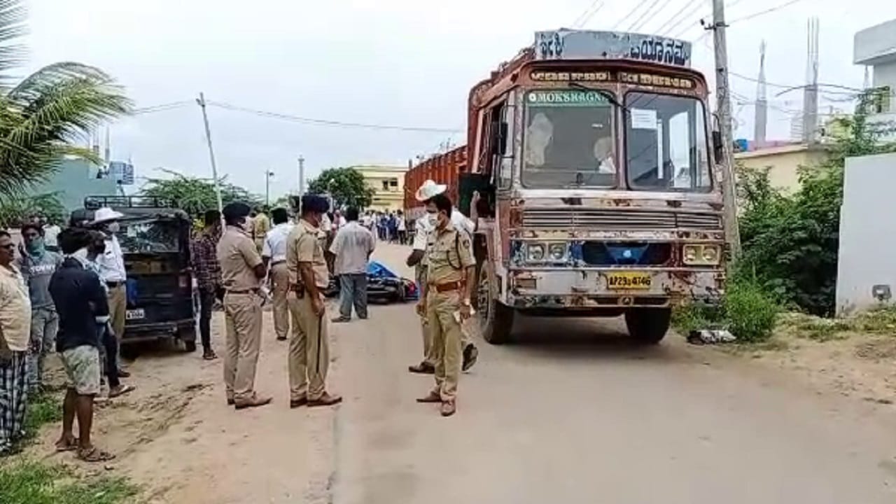 ಸ್ಕೂಟಿ, ಲಾರಿ ಮುಖಾಮುಖಿ: ಲಾರಿ ಚಕ್ರಕ್ಕೆ ಸಿಲುಕಿ ತಾಯಿ-ಮಗಳು ಸ್ಥಳದಲ್ಲೇ ಸಾವು ಸ್ಕೂಟಿ, ಲಾರಿ ಮುಖಾಮುಖಿ: ಲಾರಿ ಚಕ್ರಕ್ಕೆ ಸಿಲುಕಿ ತಾಯಿ-ಮಗಳು ಸ್ಥಳದಲ್ಲೇ ಸಾವು