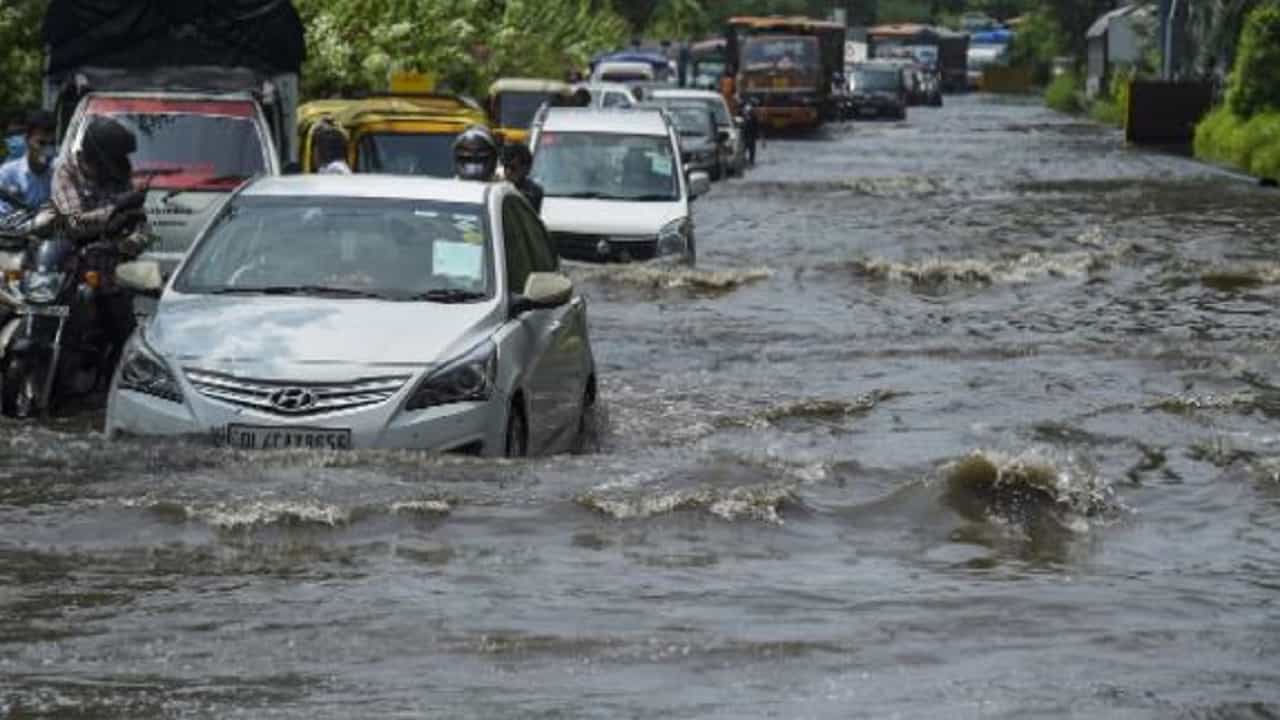 ದಿಢೀರ್ ಶುರುವಾಗಿರುವ ವರುಣನ ಅಬ್ಬರಕ್ಕೆ ದೆಹಲಿ ತತ್ತರ, ನಾಲ್ವರು ಬಲಿ ದಿಢೀರ್ ಶುರುವಾಗಿರುವ ವರುಣನ ಅಬ್ಬರಕ್ಕೆ ದೆಹಲಿ ತತ್ತರ, ನಾಲ್ವರು ಬಲಿ