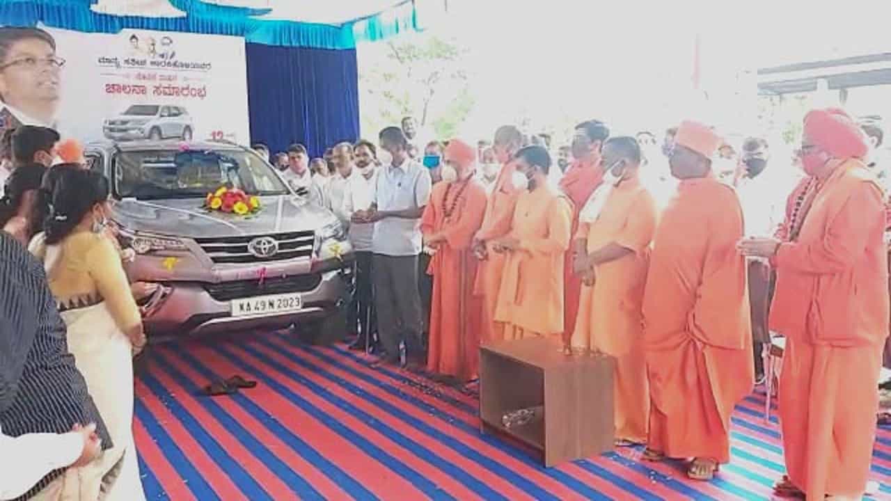 ಕೊರೊನಾ ವಿಷಾದ ಇದ್ರೂ.. ಸ್ಮಶಾನದಲ್ಲಿ ಮೌಢ್ಯನಿಷೇಧಕ್ಕೆ ‘ಚಾಲನೆ’ ನೀಡಿದ ಜಾರಕಿಹೊಳಿ ಕೊರೊನಾ ವಿಷಾದ ಇದ್ರೂ.. ಸ್ಮಶಾನದಲ್ಲಿ ಮೌಢ್ಯನಿಷೇಧಕ್ಕೆ ‘ಚಾಲನೆ’ ನೀಡಿದ ಜಾರಕಿಹೊಳಿ