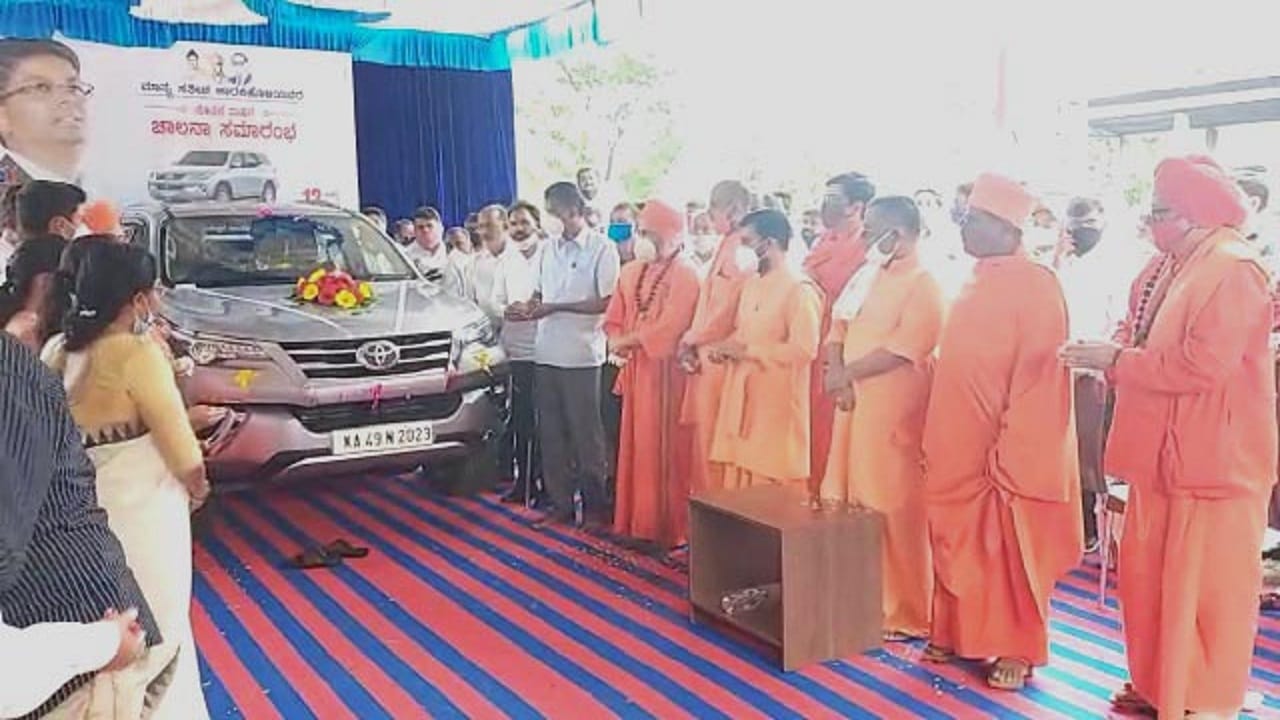 ಕೊರೊನಾ ವಿಷಾದ ಇದ್ರೂ.. ಸ್ಮಶಾನದಲ್ಲಿ ಮೌಢ್ಯನಿಷೇಧಕ್ಕೆ ‘ಚಾಲನೆ’ ನೀಡಿದ ಜಾರಕಿಹೊಳಿ ಕೊರೊನಾ ವಿಷಾದ ಇದ್ರೂ.. ಸ್ಮಶಾನದಲ್ಲಿ ಮೌಢ್ಯನಿಷೇಧಕ್ಕೆ ‘ಚಾಲನೆ’ ನೀಡಿದ ಜಾರಕಿಹೊಳಿ