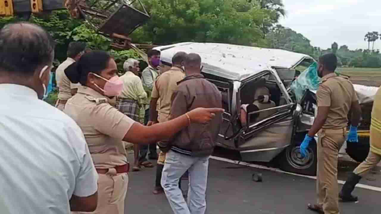 ವೇಗವಾಗಿ ಚಲಿಸುತ್ತಿದ್ದ ಕಾರು ಕಂದಕಕ್ಕೆ ಉರುಳಿ 6 ಜನರ ದುರ್ಮರಣ