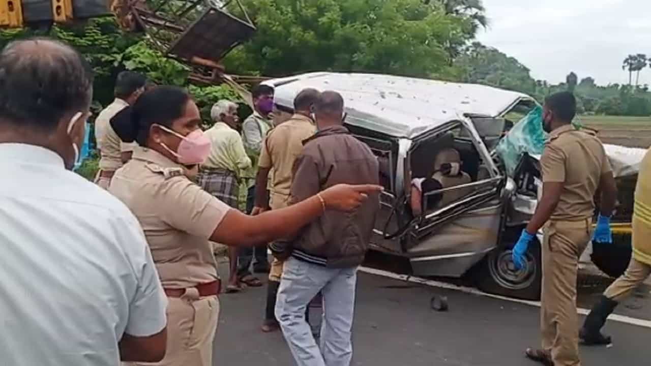 ವೇಗವಾಗಿ ಚಲಿಸುತ್ತಿದ್ದ ಕಾರು ಕಂದಕಕ್ಕೆ ಉರುಳಿ 6 ಜನರ ದುರ್ಮರಣ ವೇಗವಾಗಿ ಚಲಿಸುತ್ತಿದ್ದ ಕಾರು ಕಂದಕಕ್ಕೆ ಉರುಳಿ 6 ಜನರ ದುರ್ಮರಣ