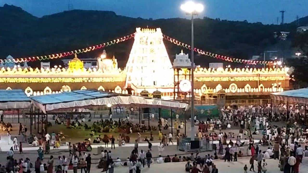 ಆನ್ಲೈನ್ ಮೂಲಕವೂ ತಿಮ್ಮಪ್ಪನ ಭಕ್ತರಿಗೆ ನಾಮ ಎಳೆದರು! ಆನ್ಲೈನ್ ಮೂಲಕವೂ ತಿಮ್ಮಪ್ಪನ ಭಕ್ತರಿಗೆ ನಾಮ ಎಳೆದರು!