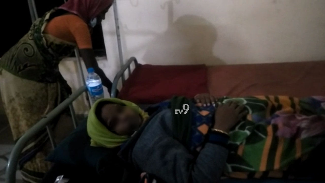 ಆಸ್ಪತ್ರೆಗೆ ಅಲೆದು ಅಲೆದು ಚಿಕಿತ್ಸೆ ಸಿಗದೇ ಹೊಟ್ಟೆಯಲ್ಲಿದ್ದ ಮಗುವನ್ನ ಕಳೆದುಕೊಂಡ ತಾಯಿ ಆಸ್ಪತ್ರೆಗೆ ಅಲೆದು ಅಲೆದು ಚಿಕಿತ್ಸೆ ಸಿಗದೇ ಹೊಟ್ಟೆಯಲ್ಲಿದ್ದ ಮಗುವನ್ನ ಕಳೆದುಕೊಂಡ ತಾಯಿ