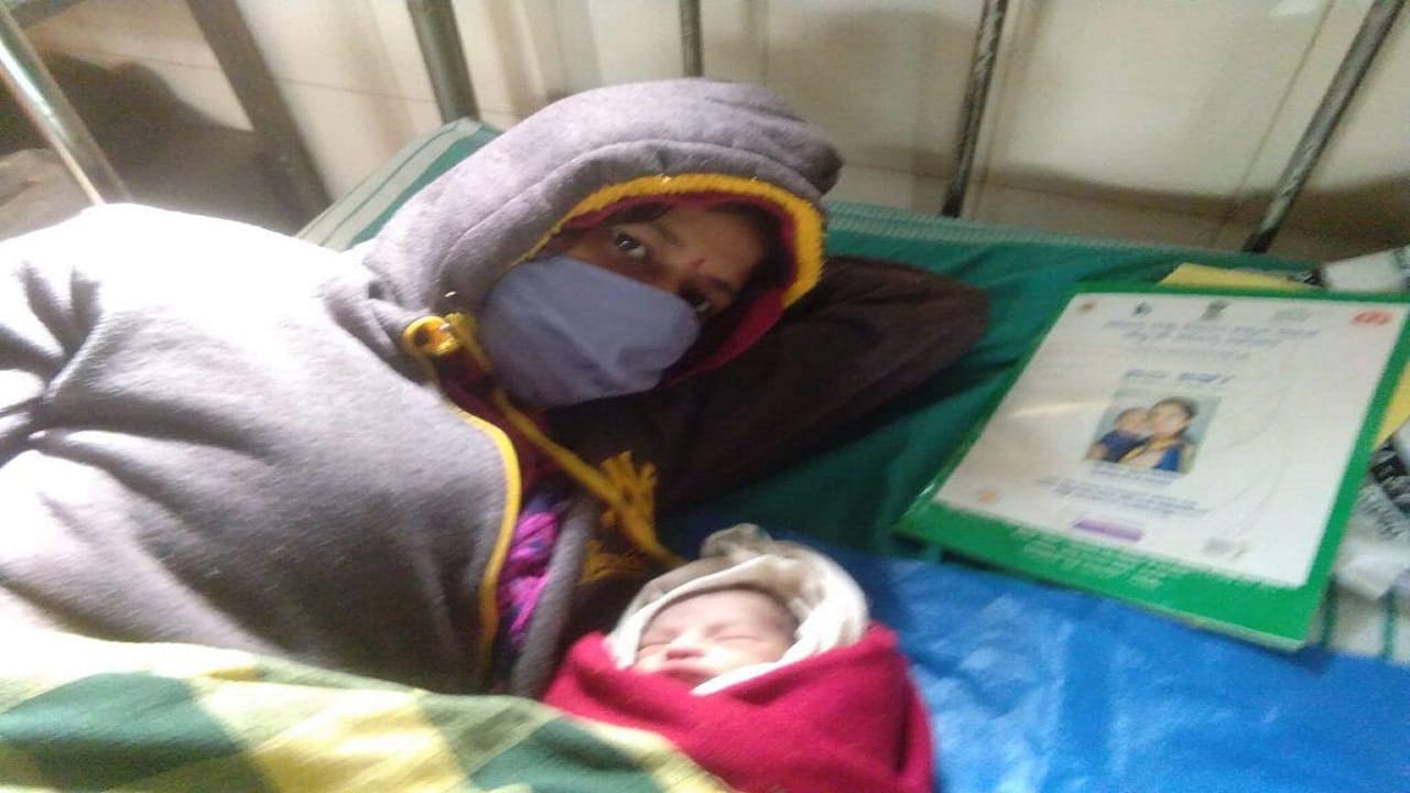 ಆಸ್ಪತ್ರೆಗಳ ಉದಾಸೀನ: ರಸ್ತೆಯಲ್ಲಿ.. ಕಾರಿನಲ್ಲೇ ಮಗುವಿಗೆ ಜನ್ಮ ಆಸ್ಪತ್ರೆಗಳ ಉದಾಸೀನ: ರಸ್ತೆಯಲ್ಲಿ.. ಕಾರಿನಲ್ಲೇ ಮಗುವಿಗೆ ಜನ್ಮ