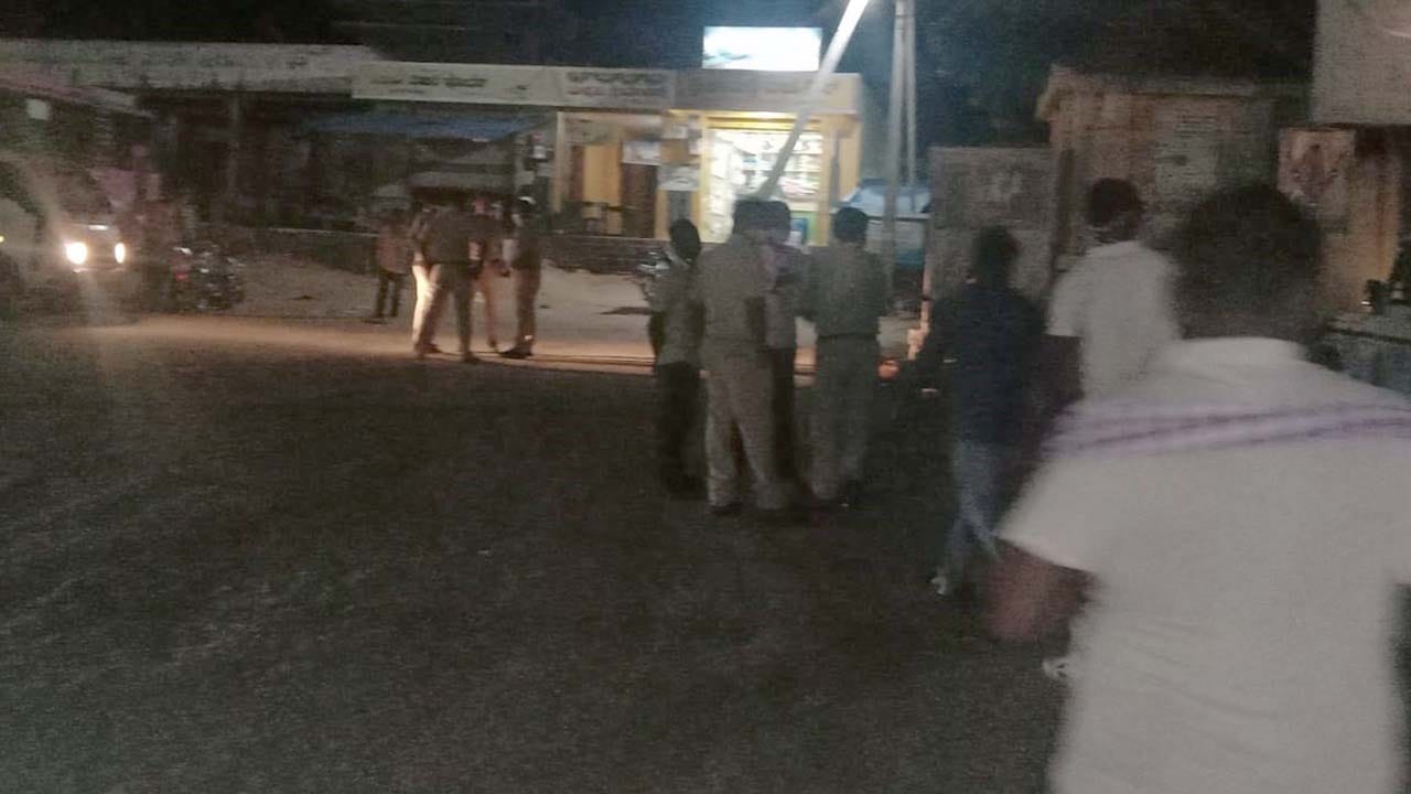 YN ಹೊಸಕೋಟೆ: ಮದ್ಯ ಮಾರಾಟ ಪ್ರಶ್ನಿಸಿದ್ದಕ್ಕೆ ಆಂಧ್ರ PSI ಮೇಲೆ ಹಲ್ಲೆ YN ಹೊಸಕೋಟೆ: ಮದ್ಯ ಮಾರಾಟ ಪ್ರಶ್ನಿಸಿದ್ದಕ್ಕೆ ಆಂಧ್ರ PSI ಮೇಲೆ ಹಲ್ಲೆ