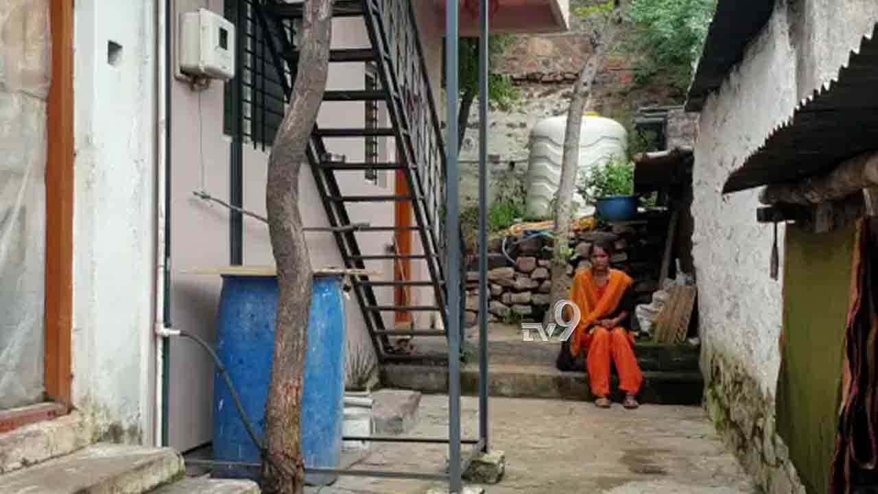 ಇನ್ನು ಯಾಕ ಬರಲಿಲ್ಲವ್ವಾ ನನ್ನ ಪತಿರಾಯಾ.. ‘ಗಂಡನ ಮನೆ’ ಎದುರು ಹೆಂಡತಿ ಧರಣಿ!
