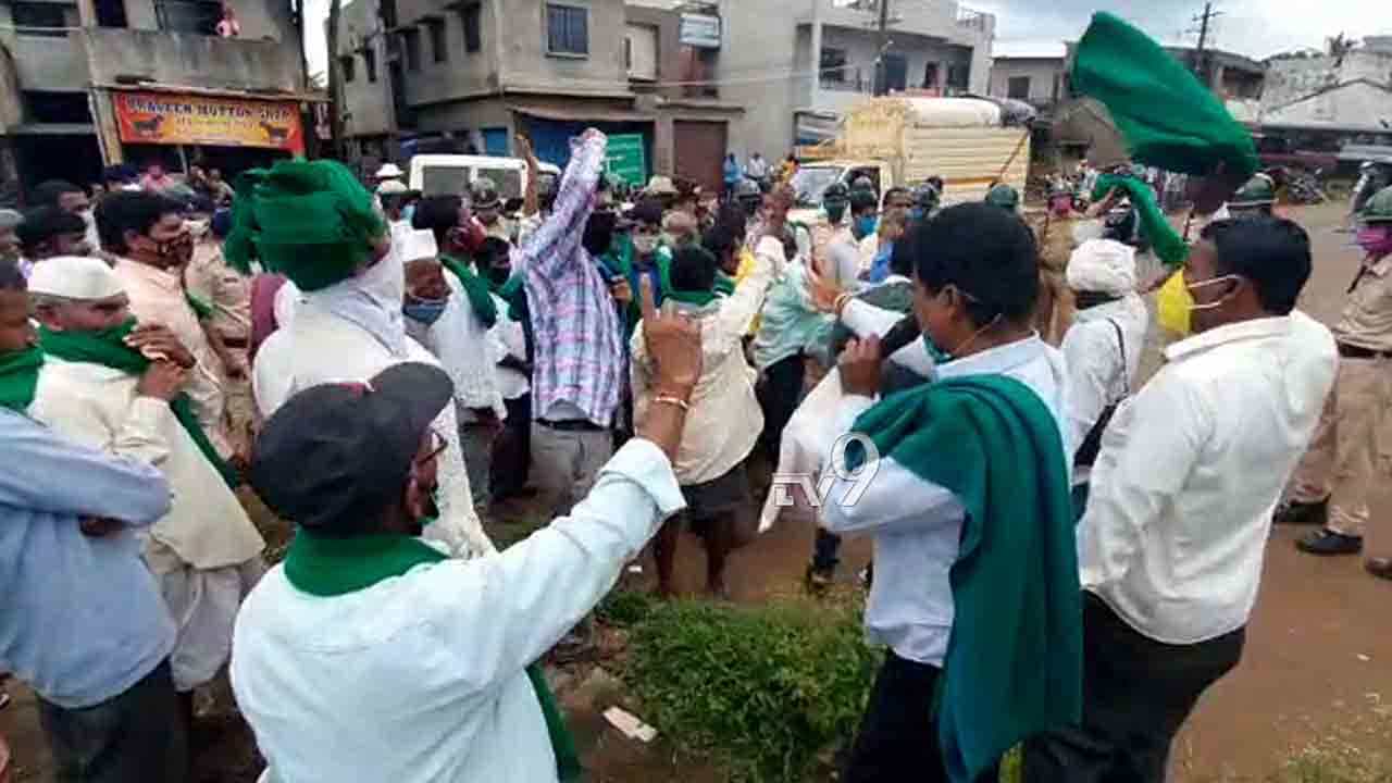 CM ಎದುರಲ್ಲೇ‌ ಯಡಿಯೂರಪ್ಪ ಸತ್ತಾನಪ್ಪೋ ಅಂತಾ ಧಿಕ್ಕಾರ ಕೂಗಿದ ರೈತರು