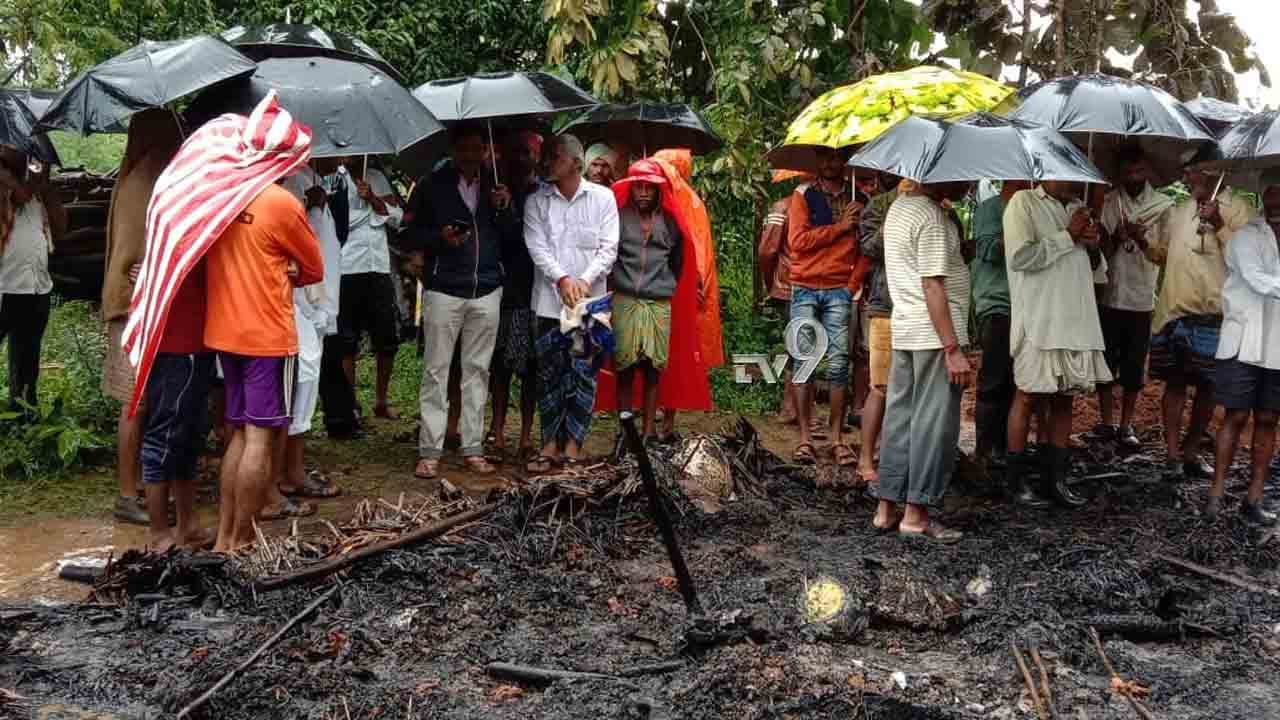 ಕೊಟ್ಟಿಗೆಗೆ ಬೆಂಕಿ ತಗಲಿ ದನ-ಕರುಗಳು ಸಜೀವ ದಹನ, ಎಲ್ಲಿ? ಕೊಟ್ಟಿಗೆಗೆ ಬೆಂಕಿ ತಗಲಿ ದನ-ಕರುಗಳು ಸಜೀವ ದಹನ, ಎಲ್ಲಿ?
