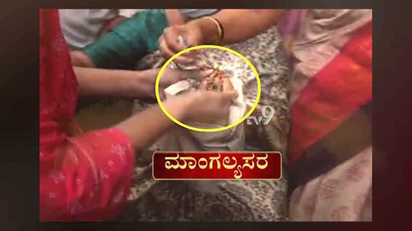 ನೊಂದ ಶಾಸಕನಿಗೆ ಸಿಕ್ತು ತುಸು ಸಾಂತ್ವನ: ಅಖಂಡ ಶ್ರೀನಿವಾಸಮೂರ್ತಿ ತಾಯಿಯ ಮಾಂಗಲ್ಯ ಸಿಕ್ತು!