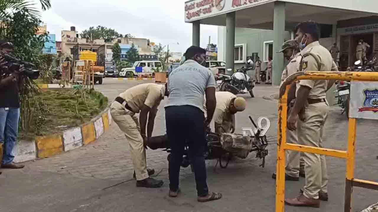ಗಾಡಿಗಳನ್ನ ಸುಡಲು ಗಲಭೆಕೋರರು ಲೀಟರ್ಗಟ್ಟಲೇ ಪೆಟ್ರೋಲ್, ಸೀಮೆ ಎಣ್ಣೆ ತಂದಿದ್ರು -FSL ವರದಿ ಗಾಡಿಗಳನ್ನ ಸುಡಲು ಗಲಭೆಕೋರರು ಲೀಟರ್ಗಟ್ಟಲೇ ಪೆಟ್ರೋಲ್, ಸೀಮೆ ಎಣ್ಣೆ ತಂದಿದ್ರು -FSL ವರದಿ