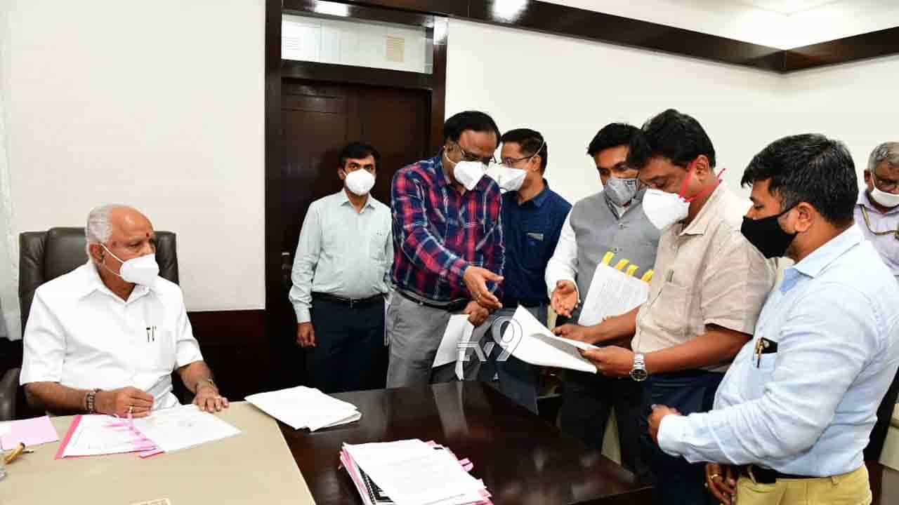 ಕೊರೊನಾ ಸಂಕಷ್ಟ ಬಿಟ್ಟು.. ವೈದ್ಯರು-IAS ಮಧ್ಯೆ ಮುಸುಕಿನ ಗುದ್ದಾಟ? ಕೊರೊನಾ ಸಂಕಷ್ಟ ಬಿಟ್ಟು.. ವೈದ್ಯರು-IAS ಮಧ್ಯೆ ಮುಸುಕಿನ ಗುದ್ದಾಟ?