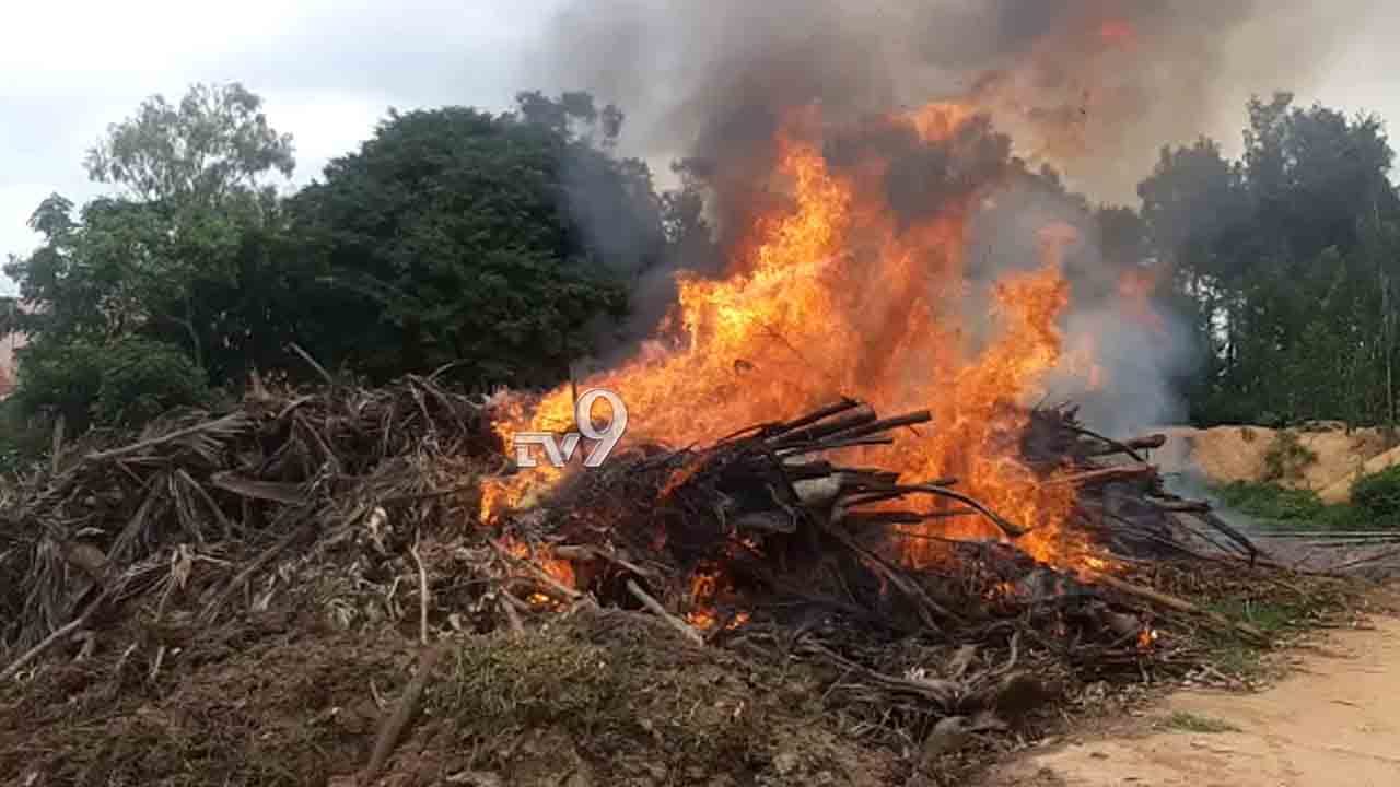 ರಾಜಕೀಯ ವೈಷಮ್ಯದ ಕಿಚ್ಚು: ಮುನೇಗೌಡರ ಸೌದೆಗೆ ಬೆಂಕಿ ಇಟ್ಟ ಕಿಡಿಗೇಡಿಗಳು ರಾಜಕೀಯ ವೈಷಮ್ಯದ ಕಿಚ್ಚು: ಮುನೇಗೌಡರ ಸೌದೆಗೆ ಬೆಂಕಿ ಇಟ್ಟ ಕಿಡಿಗೇಡಿಗಳು
