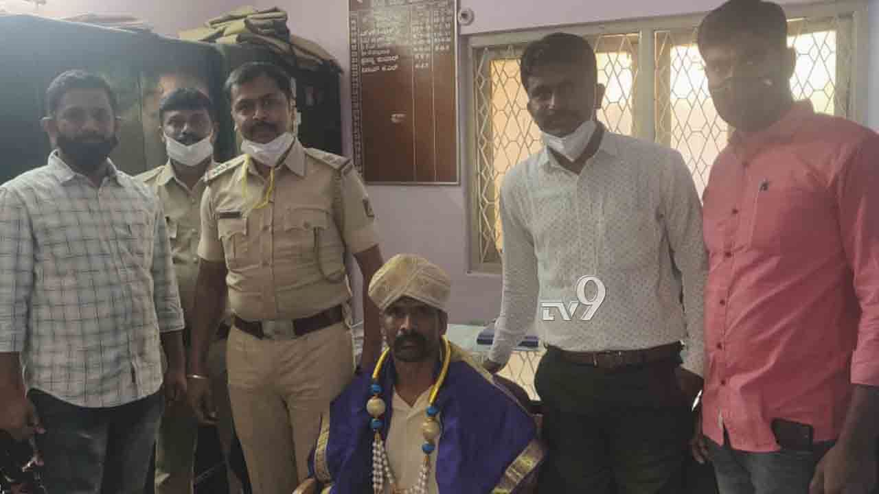 ರಸ್ತೆ ಮೇಲೆ ಬಿದ್ದಿದ್ದ iPhoneನ ವಾಪಸ್ ಮಾಡಿದ ಕಾರ್ಮಿಕನಿಗೆ ಖಾಕಿಯಿಂದ ಸನ್ಮಾನ, ಎಲ್ಲಿ?